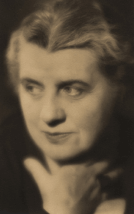 Laure-Albin Guillot autoportrait